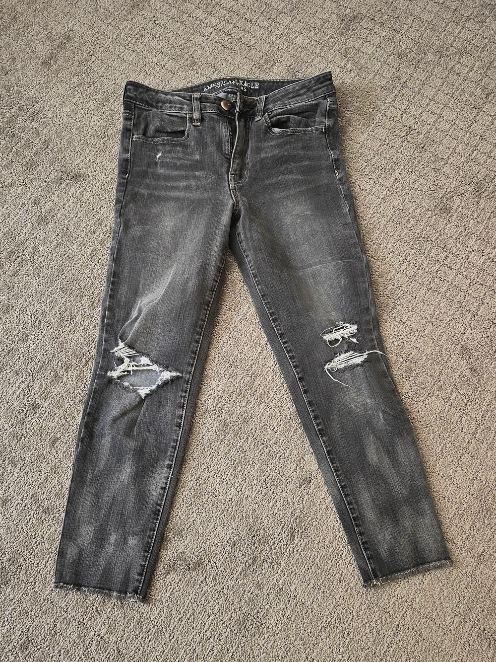 American Eagle Women’s Distressed Gray Crop Jeggings